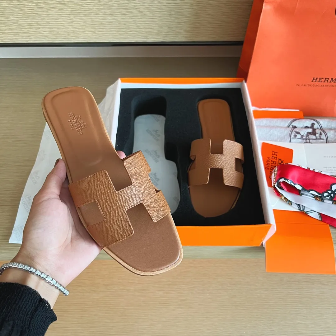 👟👟Ex-factory price 480👟👟 Women's Shoe Factory [Palmprint All-Inclusive Midsole] (Hermès) Upgraded packaging, upgraded version and workmanship materials. Hermes®🔴The highest version of handmade shoes on the market👟👟 👟👟 Top product Hermès slippers🐎 —————————— The 2022 early spring new model is the same as the original version, purely handmade by masters! ❥High-end customization, exclusive products, the highest version in the industry⚠❥Using: Hermers upper: Italian imported cowhide + original custom-grade Australian sheepskin feet + genuine leather outsole (pursuing top walking comfort) 👟👟 ~~〰〰〰〰❥ Packaging: ✔🚦Pay attention to the exclusive top-level exclusive packaging 〰The original top quality is on sale━━━━Hermes━━━━━ size: 35-40 (34.41.42 custom-made, non-refundable)